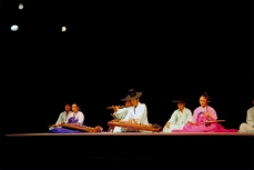 Koreanische Musikgruppe in Hanbok mit Gayageum und Haegeum